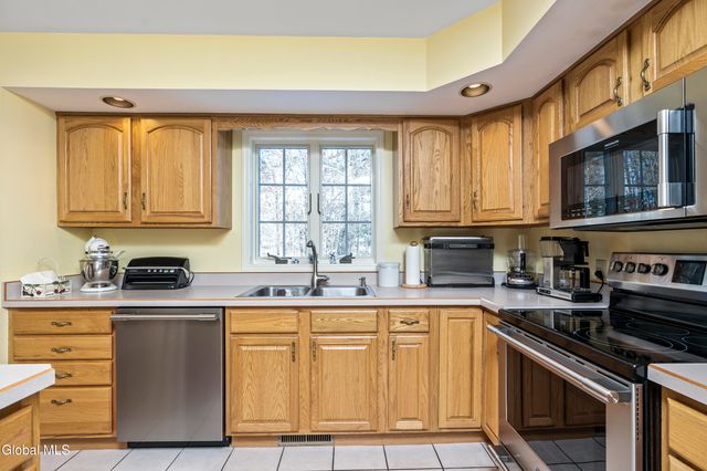 7 Edward Drive, Sand Lake, NY 12196