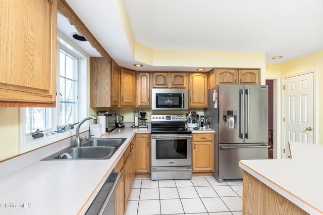 7 Edward Drive, Sand Lake, NY 12196