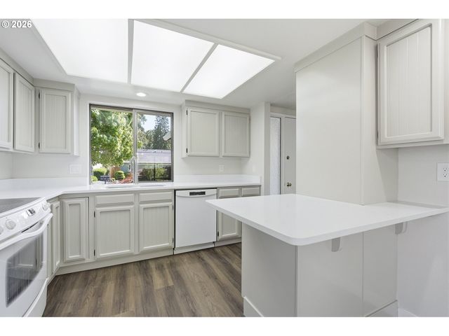 9445 Sw SUMMERFIELD Dr, Tigard, OR 97224