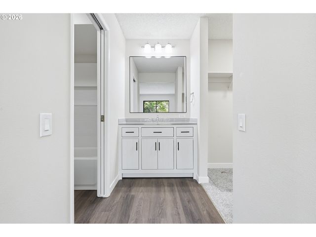9445 Sw SUMMERFIELD Dr, Tigard, OR 97224