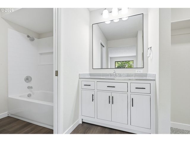 9445 Sw SUMMERFIELD Dr, Tigard, OR 97224