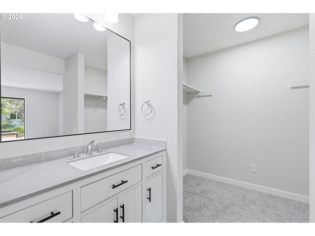 9445 Sw SUMMERFIELD Dr, Tigard, OR 97224