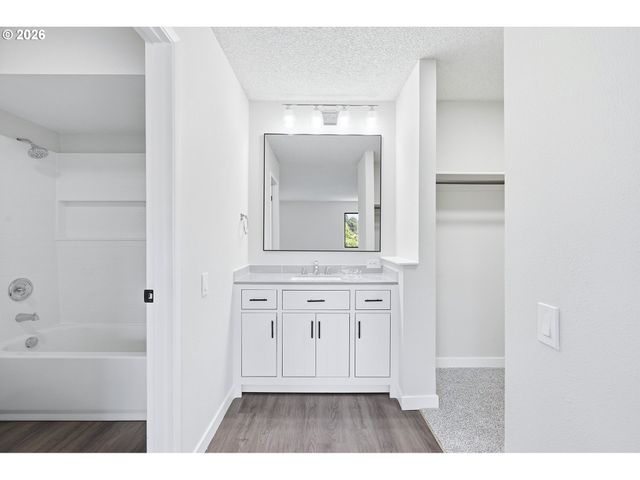 9445 Sw SUMMERFIELD Dr, Tigard, OR 97224