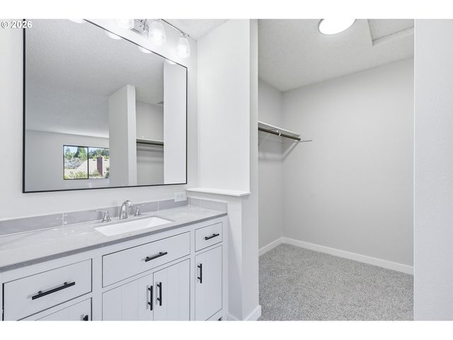 9445 Sw SUMMERFIELD Dr, Tigard, OR 97224
