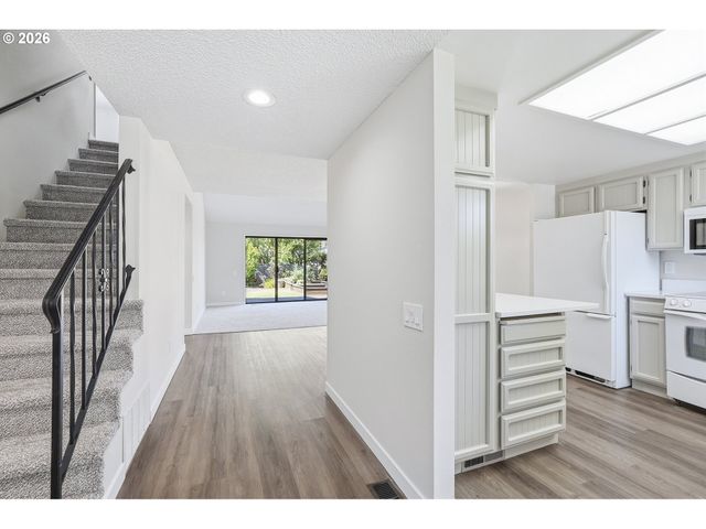9445 Sw SUMMERFIELD Dr, Tigard, OR 97224