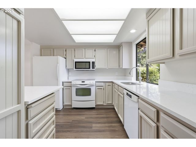 9445 Sw SUMMERFIELD Dr, Tigard, OR 97224