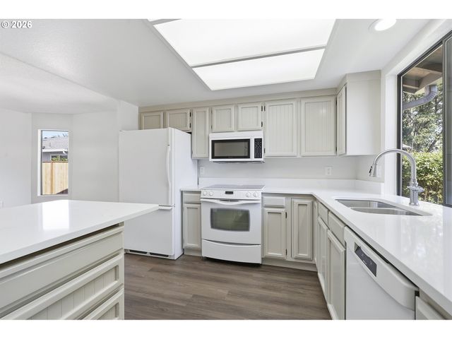 9445 Sw SUMMERFIELD Dr, Tigard, OR 97224