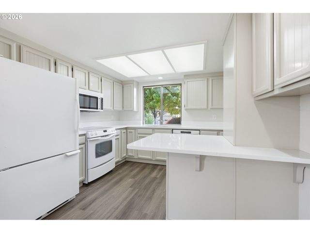 9445 Sw SUMMERFIELD Dr, Tigard, OR 97224