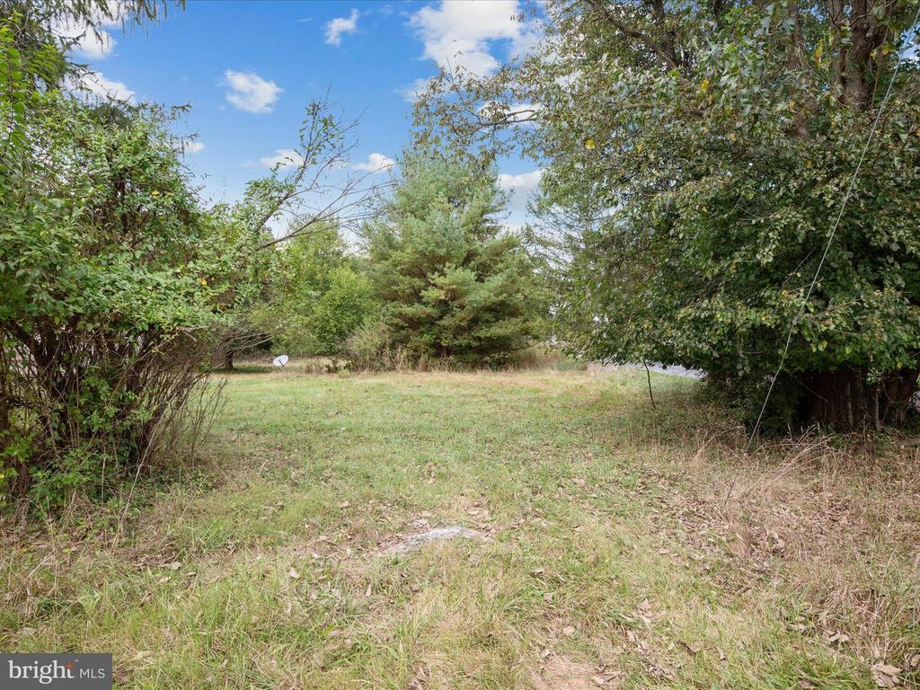 100 SIR WASHINGTON ST, Inwood, WV 25428