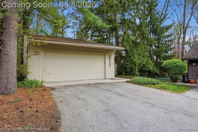 6545 Red Cedar Lane, West Bloomfield, MI 48324