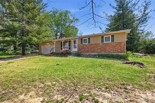 3020 Nettie Dr, Mehlville, MO 63129