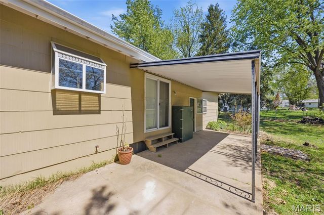 3020 Nettie Dr, Mehlville, MO 63129