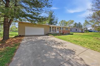 3020 Nettie Dr, Mehlville, MO 63129