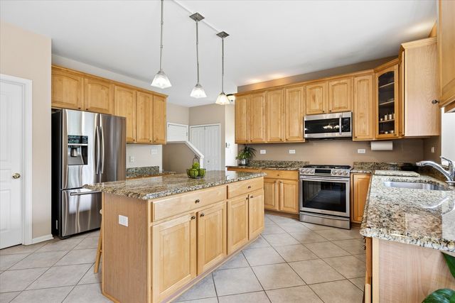 8 Orchid Court, Streamwood, IL 60107