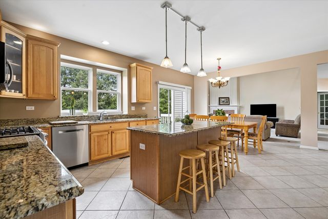8 Orchid Court, Streamwood, IL 60107