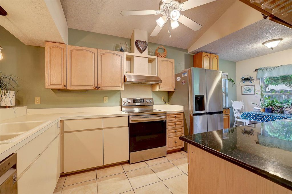 Image 8 of property listing at 4505 33RD AVENUE W, Bradenton, FL 34209