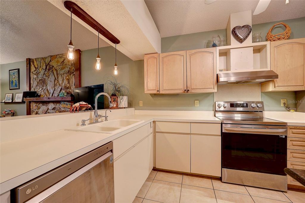 Image 10 of property listing at 4505 33RD AVENUE W, Bradenton, FL 34209
