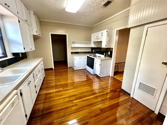 1018 S Seaman Street, Eastland, TX 76448