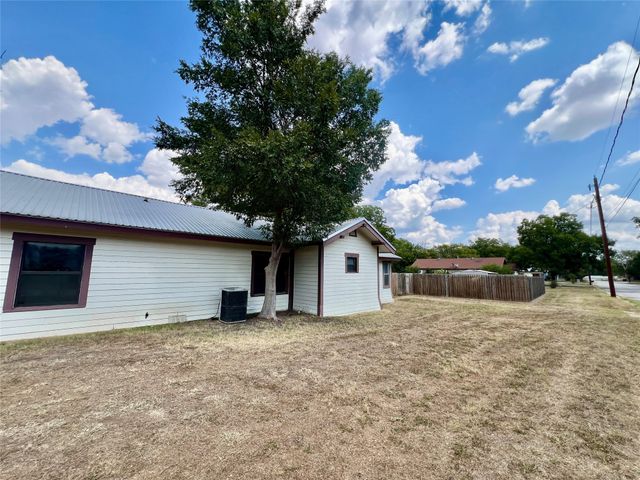 1018 S Seaman Street, Eastland, TX 76448