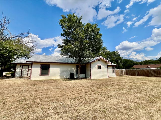 1018 S Seaman Street, Eastland, TX 76448