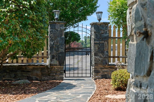 195 Oak Lane, Mars Hill, NC 28754