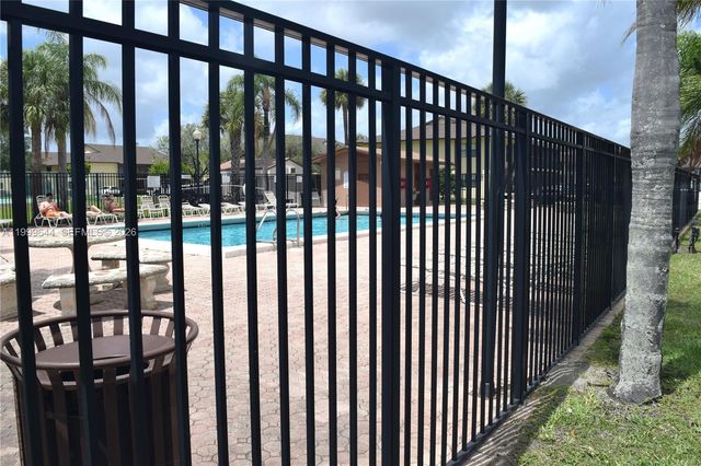 10013 Winding Lake Rd 102, Sunrise, FL 33351