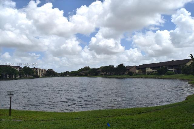 10013 Winding Lake Rd 102, Sunrise, FL 33351