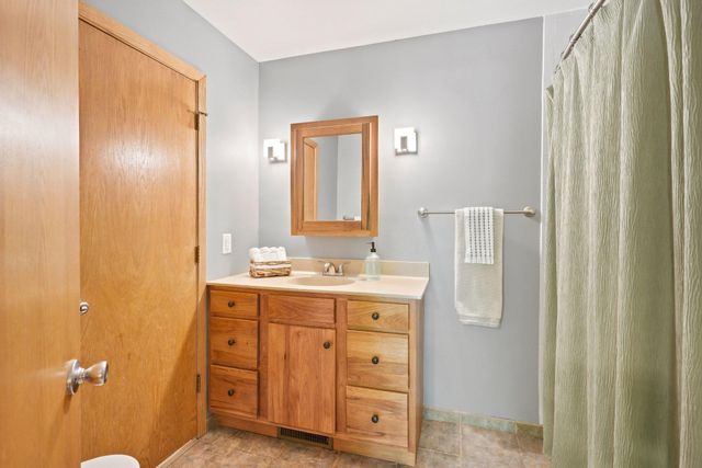 8117 Dakota Lane, Chanhassen, MN 55317