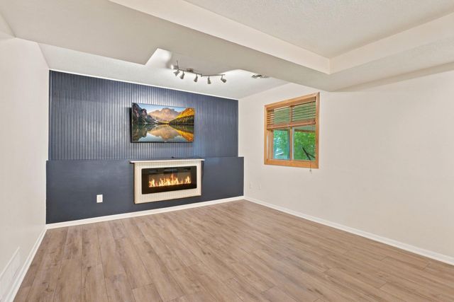8117 Dakota Lane, Chanhassen, MN 55317
