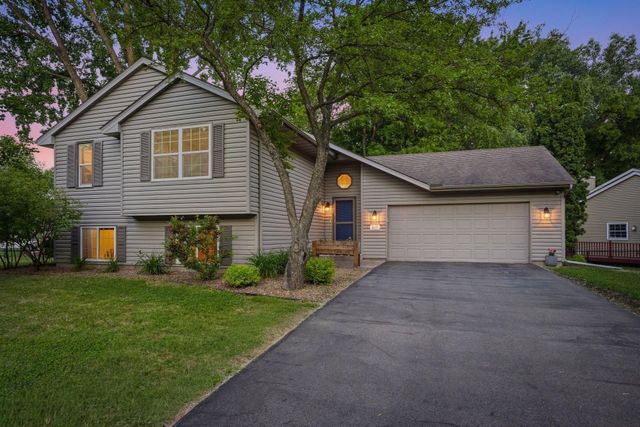 8117 Dakota Lane, Chanhassen, MN 55317