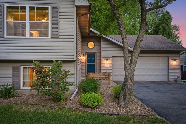 8117 Dakota Lane, Chanhassen, MN 55317