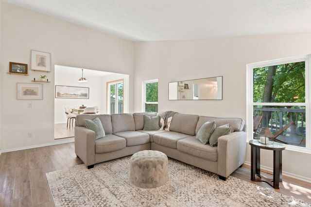 8117 Dakota Lane, Chanhassen, MN 55317