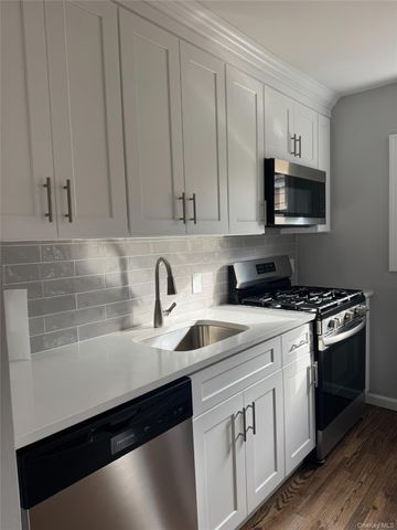 318 Vincent Avenue, Lynbrook, NY 11563