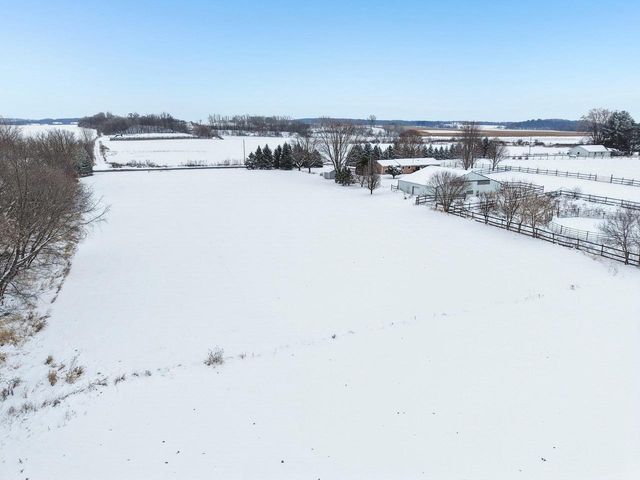 5665 Oak Park Road, Marshall, WI 53559