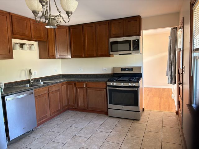 1814 Holly Avenue, Darien, IL 60561