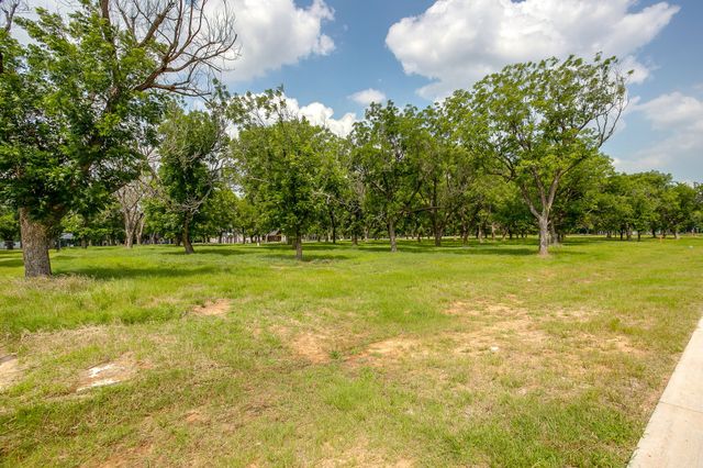 2184 E Landings N, Granbury, TX 76049