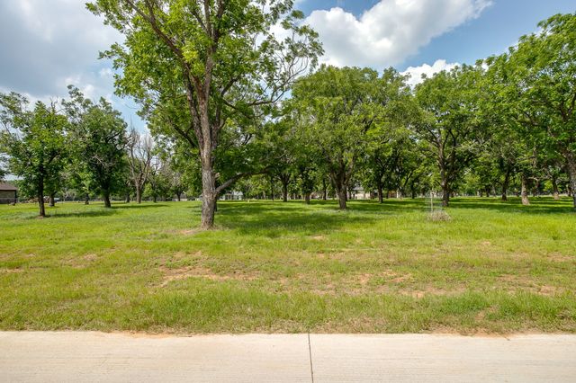 2184 E Landings N, Granbury, TX 76049