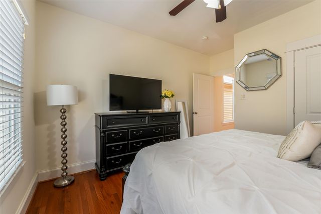 1301 W 25th Street B, Houston, TX 77008