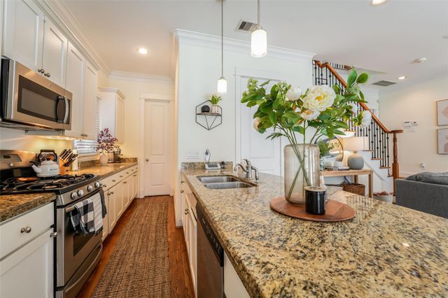 1301 W 25th Street B, Houston, TX 77008