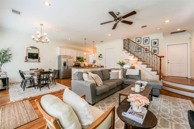 1301 W 25th Street B, Houston, TX 77008