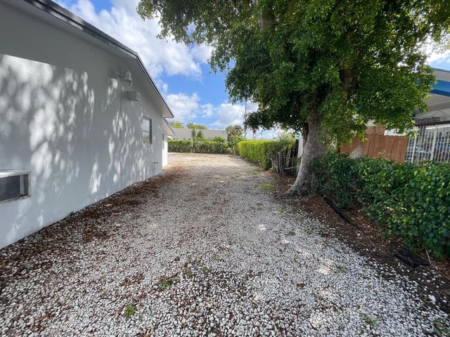 840 NW 33rd Street, Oakland Park, FL 33309