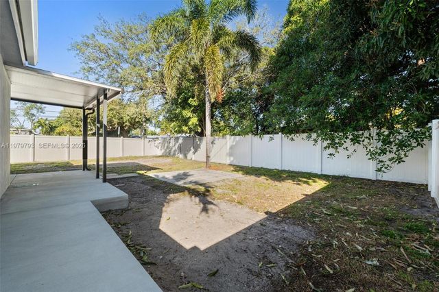 201 NE 169th St 201, North Miami Beach, FL 33162