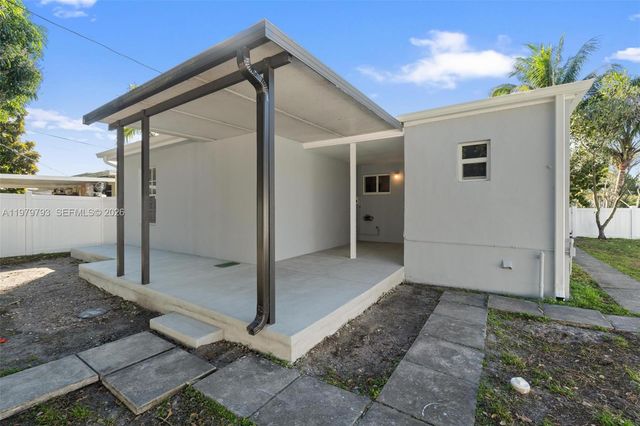 201 NE 169th St 201, North Miami Beach, FL 33162