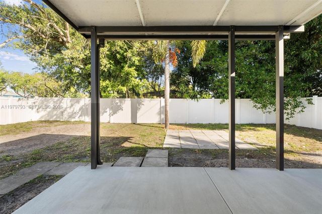 201 NE 169th St 201, North Miami Beach, FL 33162