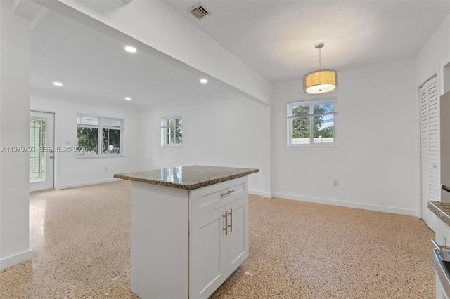 201 NE 169th St 201, North Miami Beach, FL 33162