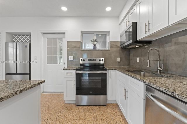 201 NE 169th St 201, North Miami Beach, FL 33162