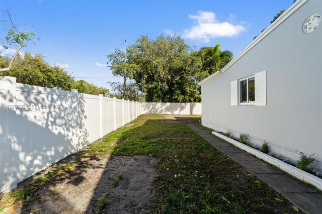 201 NE 169th St 201, North Miami Beach, FL 33162