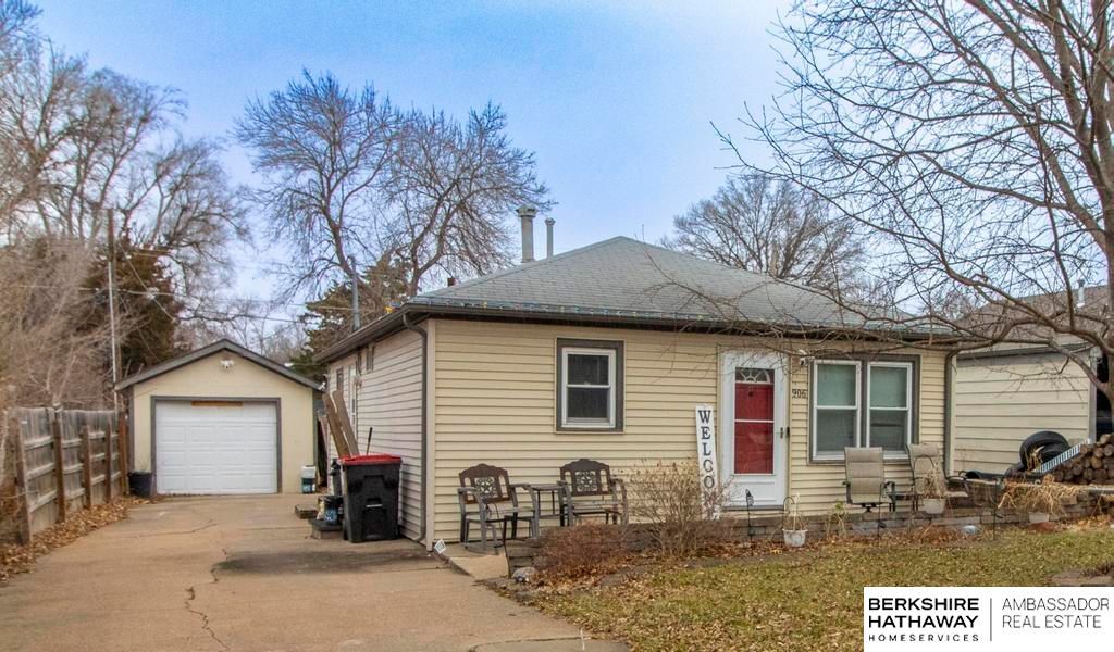 906 Knox Street, Lincoln, NE 68521