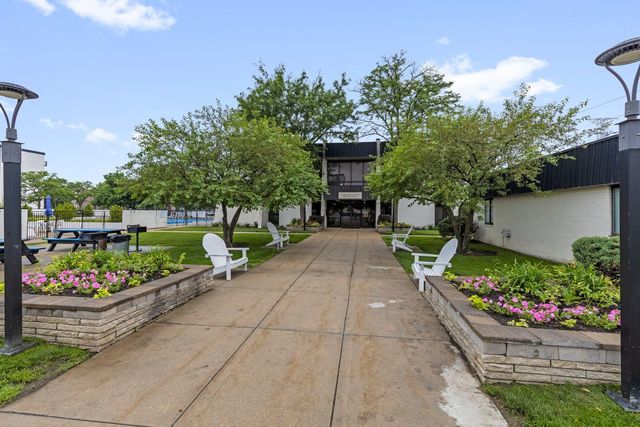 9737 N Fox Glen Drive 2M, Niles, IL 60714
