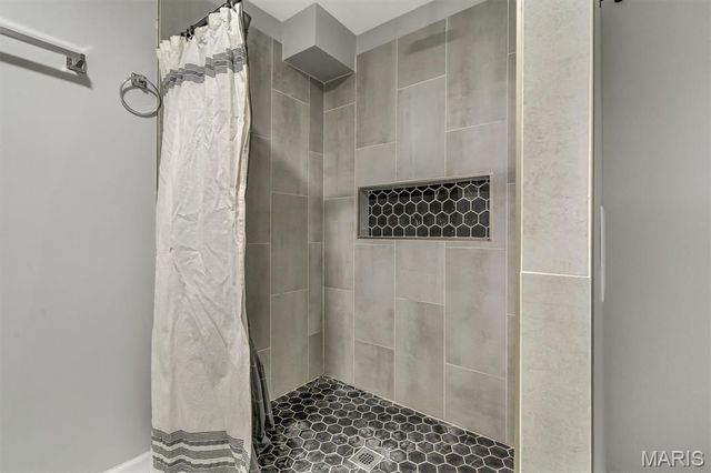 5439 Valleyside Lane, St Louis, MO 63128